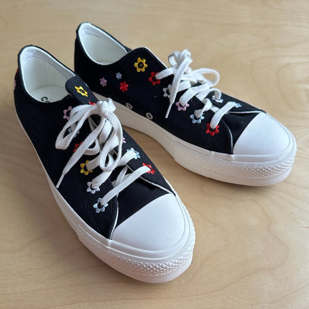 Converse Chuck Taylor All Star Lift Platform Floral Embroidery Low Top